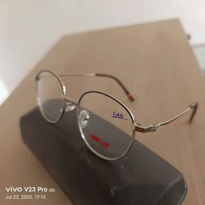 Stylish, durable, and comfortable chashme for clear vision and confident look.