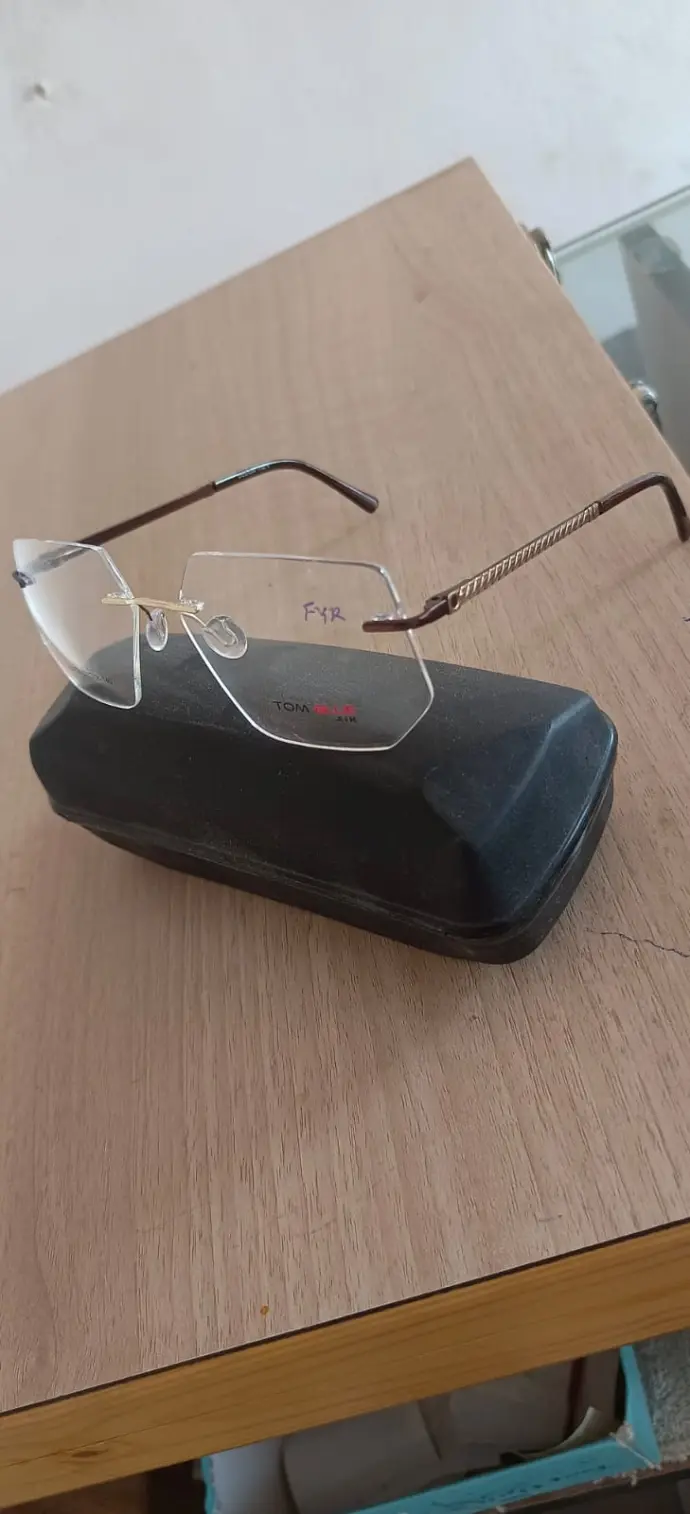 Stylish, durable, and comfortable chashme for clear vision and confident look.