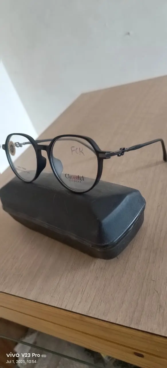 Stylish, durable, and comfortable chashme for clear vision and confident look.
