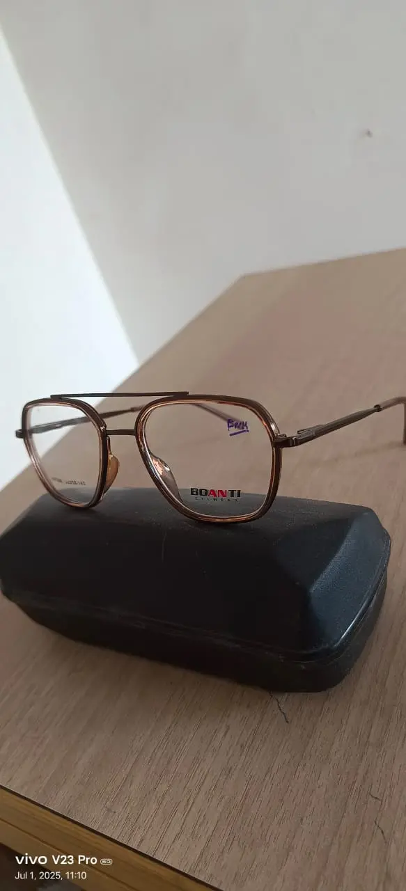 Stylish, durable, and comfortable chashme for clear vision and confident look.