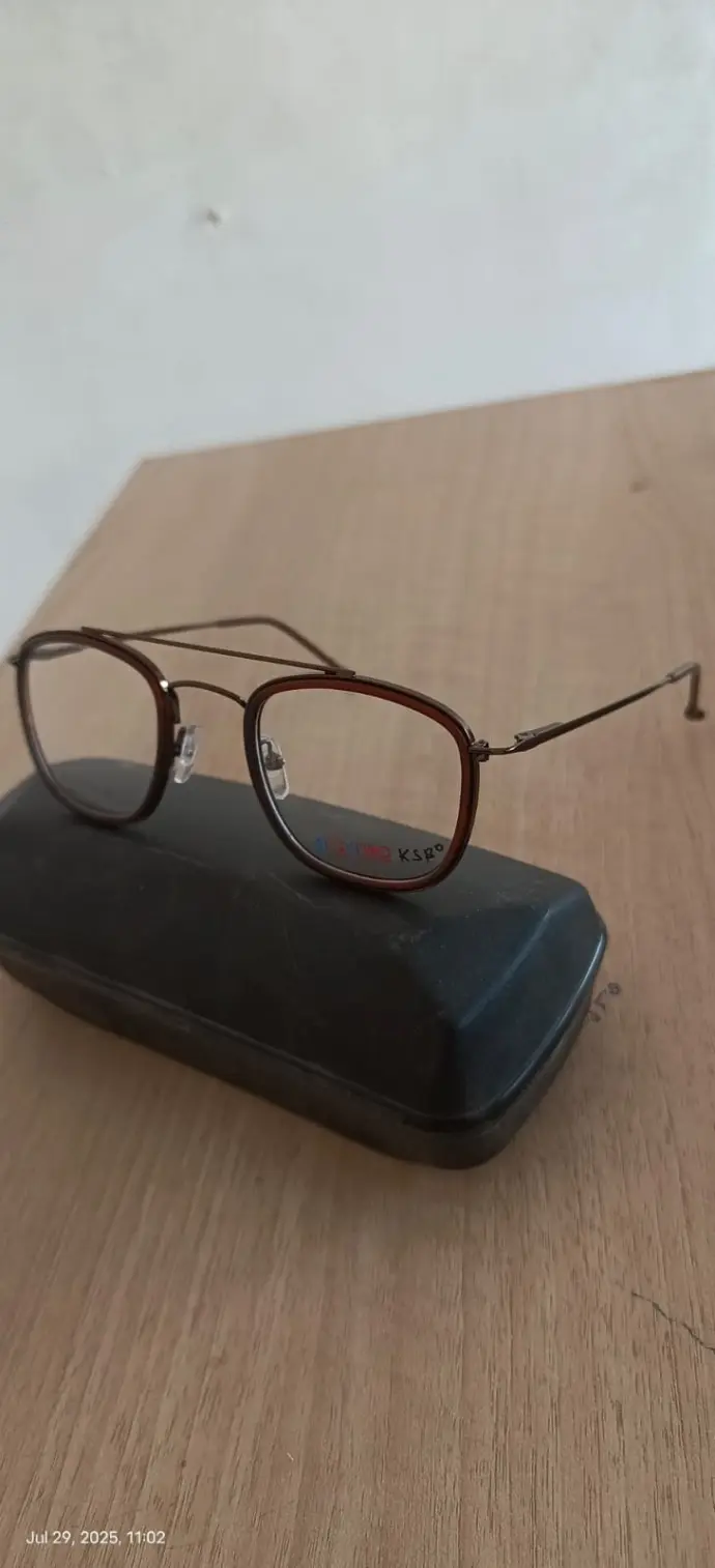 Stylish, durable, and comfortable chashme for clear vision and confident look.